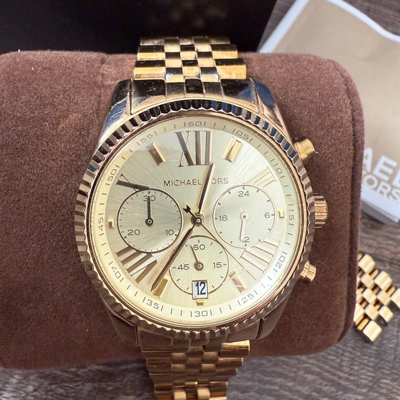 Michael Kors Gold Women's Watch - Picture 5 of 9